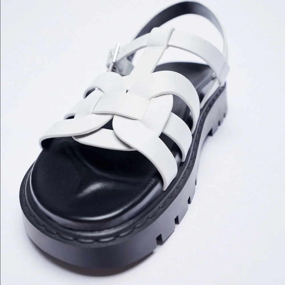 NWT. Zara White/Black Leather Treaded Sole Low Heel Fisherman Sandals. Size 9. - Picture 4 of 6